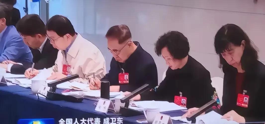 【赖亚文释放“积极信号”的深意】
赖亚文主任在人大小组会上的发言谈到坚决抵制饭