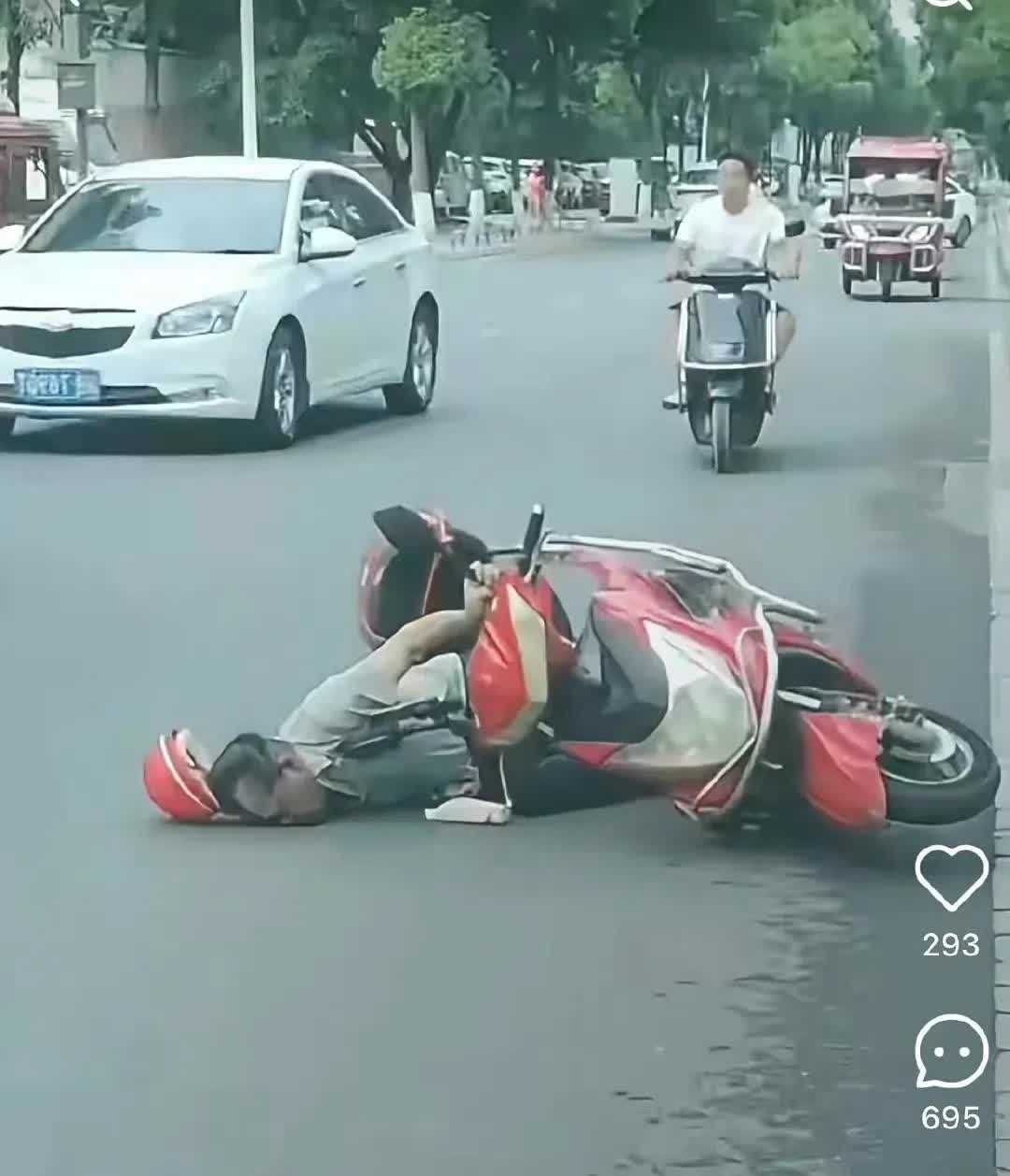 现在看到路边大爷摔倒，有人宁愿拍视频发网上也不扶，这现象真让人五味杂陈。之前上海