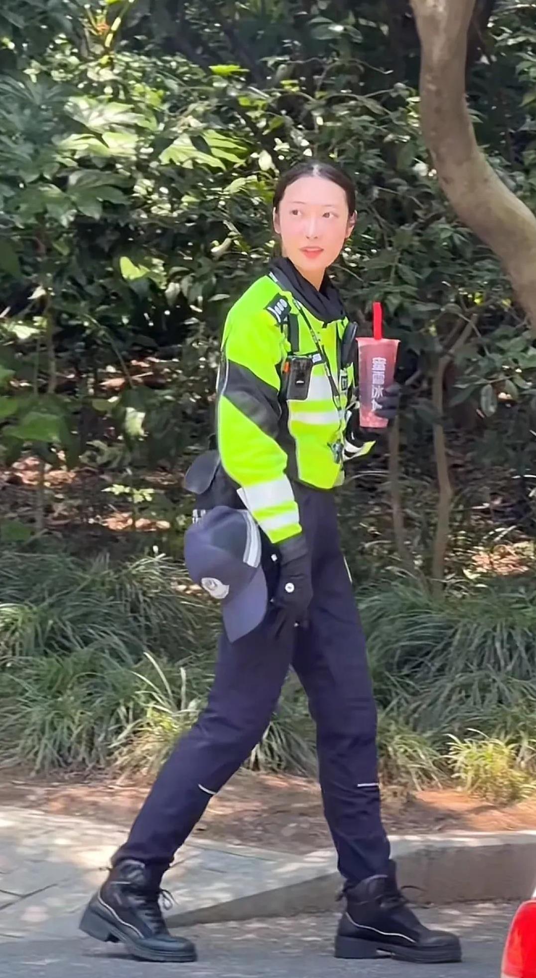高温天气之下，兔子警官李语蔚也热的受不了，只能喝奶茶降温了。
这几天杭州的天气挺