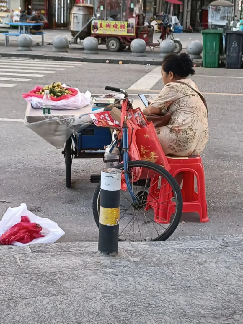 我就奇怪了，这么点东西买完能够一天吃饭吗？这样摆摊的意义何在？