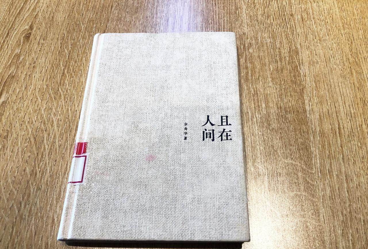 我去图书馆，竟然遇到余秀华。
好久没有来图书馆了，仿佛一直在红尘里颠簸。
今天一