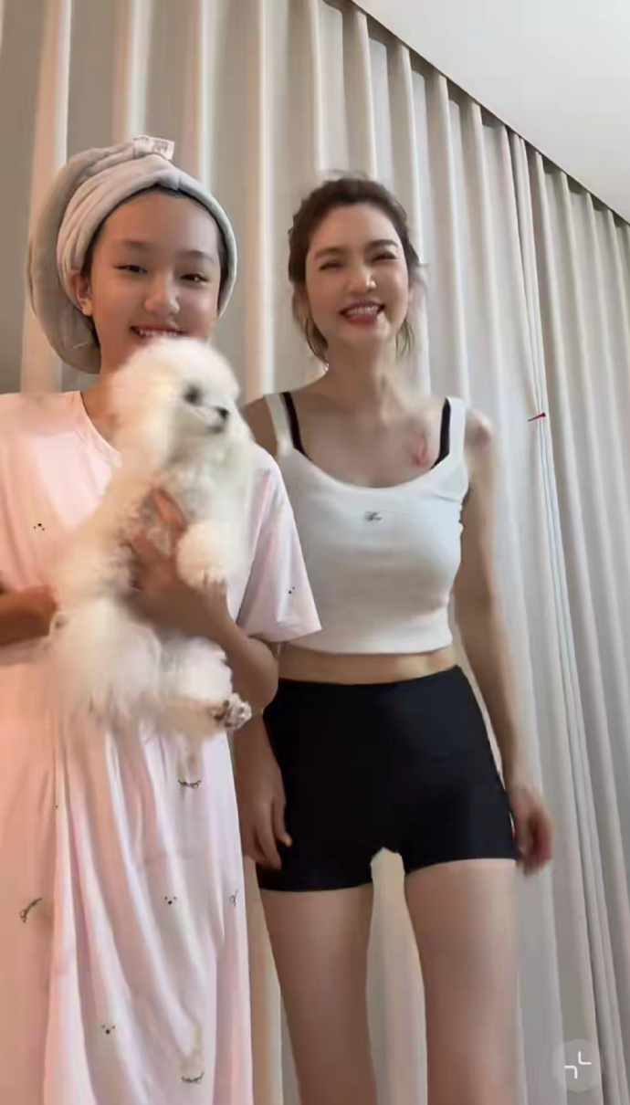 53岁的洪欣活力满满像23岁状态太好了，这样的身材谁看了不迷糊？ ​​​