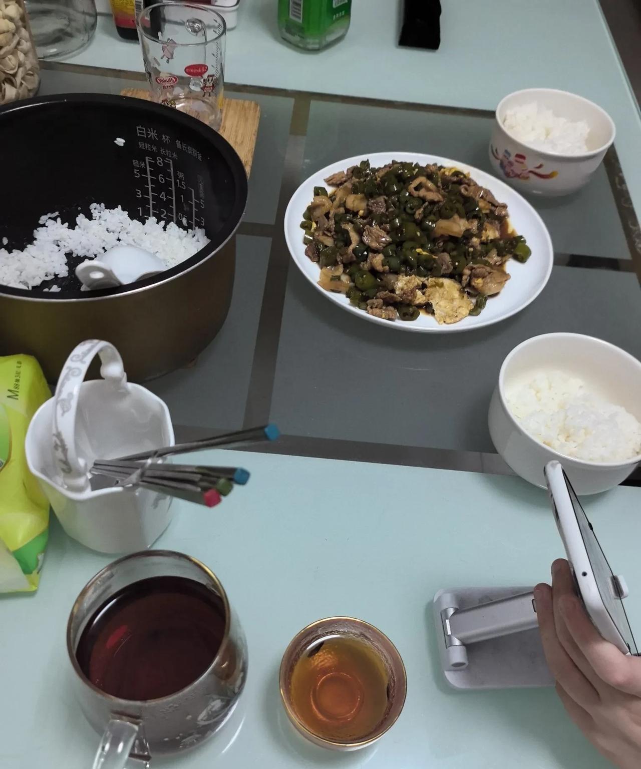 家常便饭今晚就煮一个菜
辣椒小炒肉
钱大妈的菜打8.8折3块多钱
煎了两个鸡蛋买