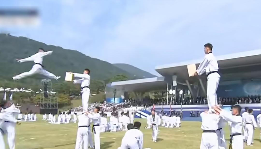 刚刚，韩国国防部在忠清南道鸡龙台举行了阅兵仪式，纪念建军77周年，现场出现了尴尬
