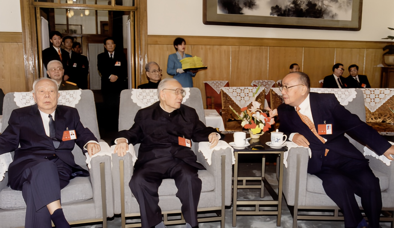 1997年党的十五大开幕前，休息室里三位党内元老。左边是万里，担任过全国人大委员