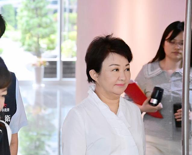 台中6蓝委二阶全过后院失火　卢秀燕不回应
　　台中市罢免蓝委团体今天下午赴市选委