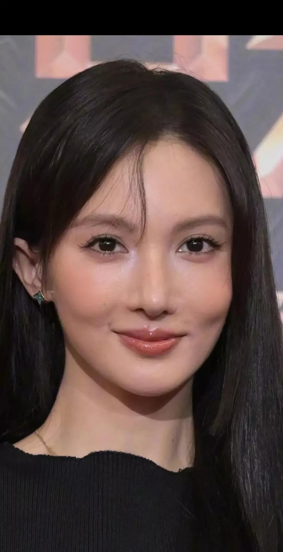 OMG慎入！脸上的假体要掉下来了！
这苹果肌、这鼻子感觉摇摇欲坠。
谁能告诉金晨