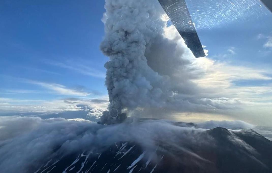 发怒了：堪察加半岛七座火山在强震后活跃起来！
俄地震科学家十分欣喜，旅游公司也蠢
