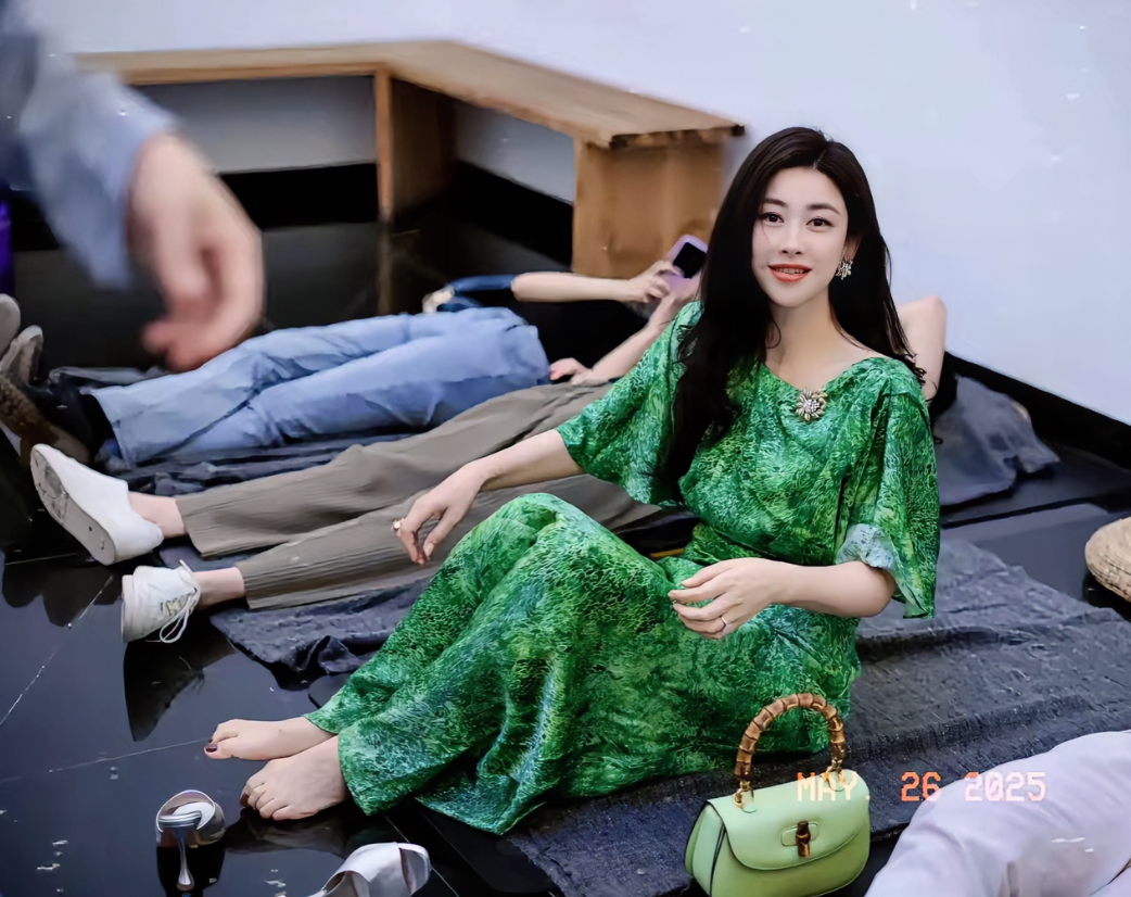 朱珠，166cm，优雅的绿色长裙