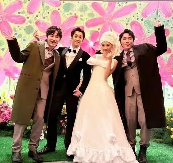 Lulu太鬼马可爱了，婚礼上用浴巾包头，婚纱采用毛巾材质做的，真的很别具一格。 