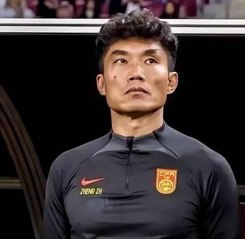 郑智和久尔杰维奇相比，谁出任临时国足主帅征战东亚杯更靠谱？
1、论球员熟悉程度，