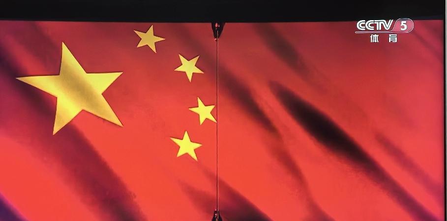 升国旗，奏国歌，冠军的待遇。