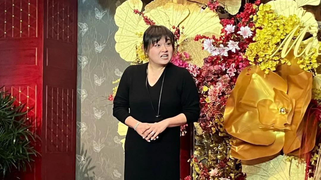 离巢无线女星罕性感骚身材，拥多个物业内地买楼中伏
