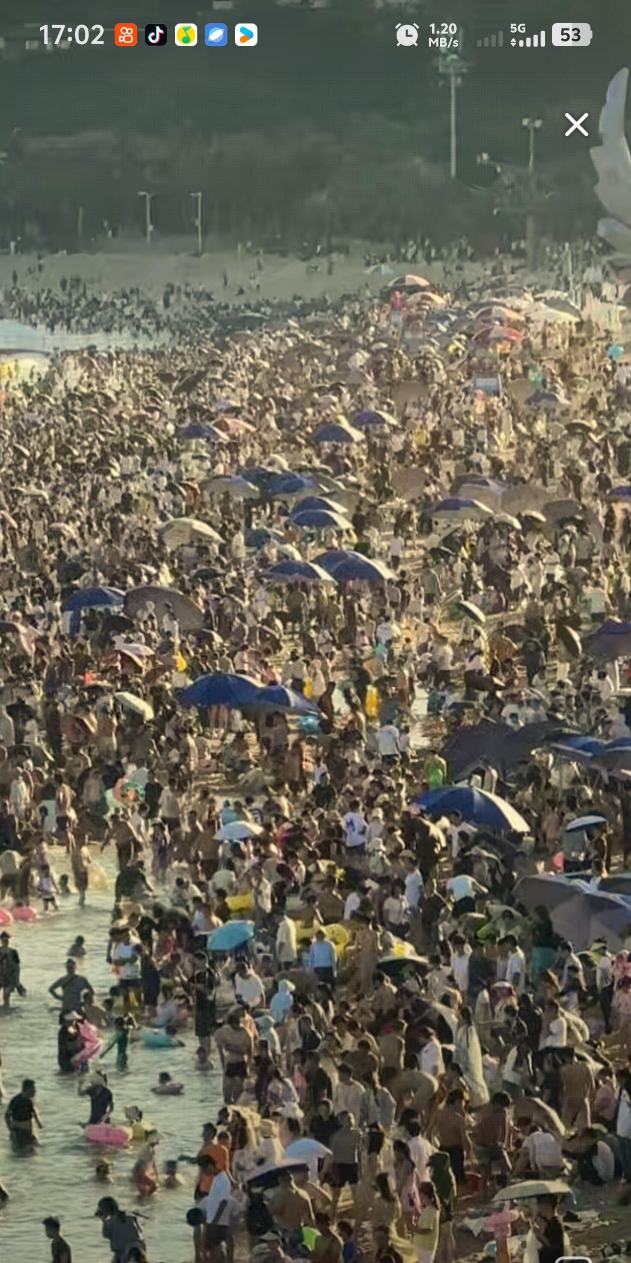 国庆假期，朋友圈里满是出行计划，而我却被现实“锁”在了原地。
“西北风”在窗外召