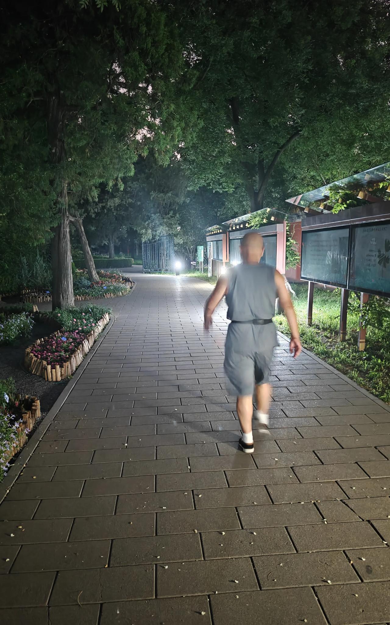 今晚跟老张去景山散步，走到公园用了15分钟。
我很严肃地对他讲：“以后你能不能别