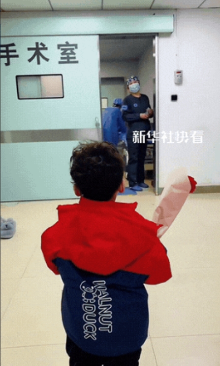 “感动哭了！”辽宁沈阳，一3岁男孩手捧鲜花，在手术室门口等待着患癌妈妈出手术室。