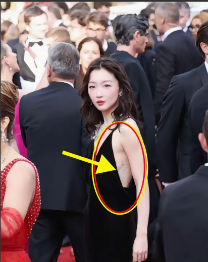 周冬雨真的要崩溃了，
不是因为和刘昊然分手了，也不是因为演技被吐槽，而是每次只要