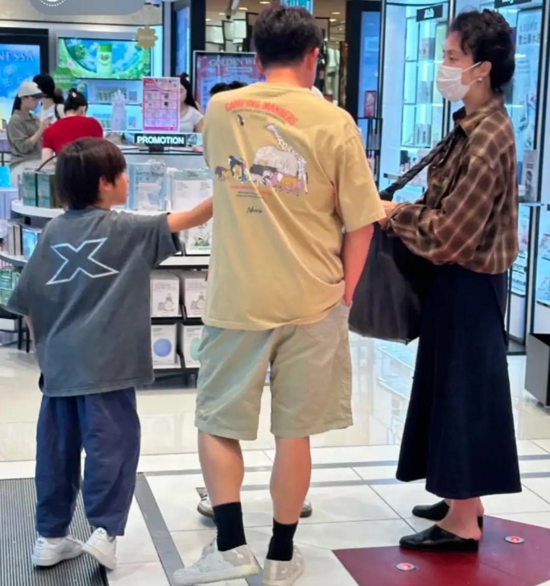 国庆期间，黄磊携家人香港度假，近照里他身着米色卡通T恤配灰色短裤，瘦了不少，背影