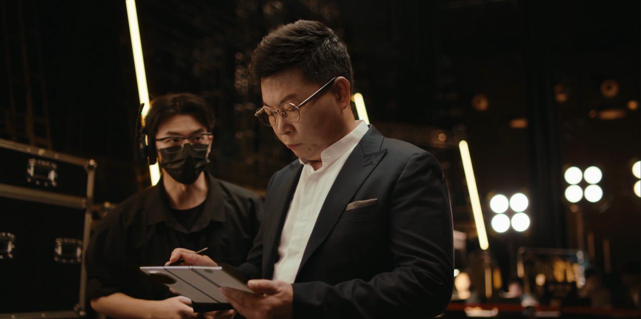 科技圈再迎重磅消息。华为常务董事、终端BG董事长余承东发布视频，手持全新三折叠手