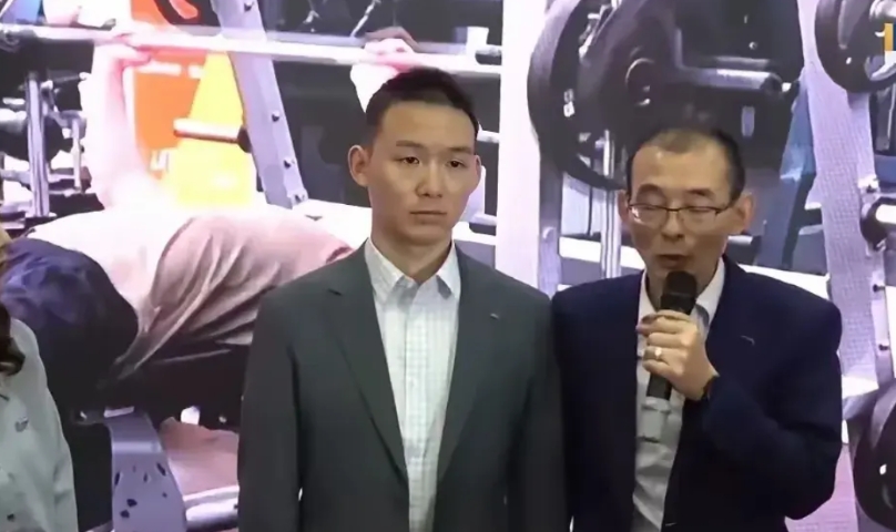 谢浩男终于没戴口罩了，站在他爸爸身旁的谢浩男，我看了下，身高大概165左右。他爸