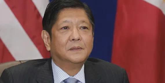 捡回一条命的马科斯不敢露面，下了死命令，闹事的人一个都不放过。小马科斯终于自尝恶