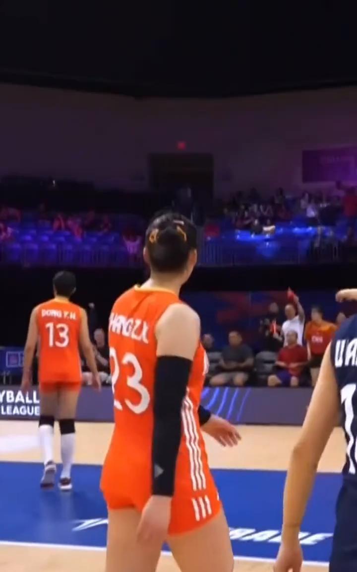 对阵德国女排第三局，中国女排取得胜利。
庆祝之余，董禹含默默走开。习惯性准备发球