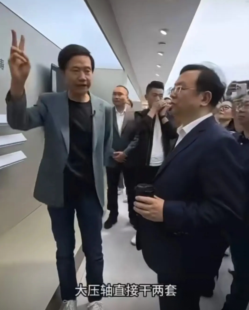 这就是车企的竞争。
（图一）2025年7月，比亚迪王传福拜访小米汽车工厂，听雷军