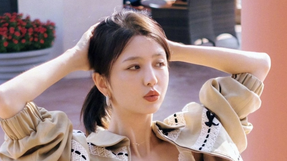 被佟丽娅的元气穿搭美到了！小熊发箍小背心，42岁状态甜过少女