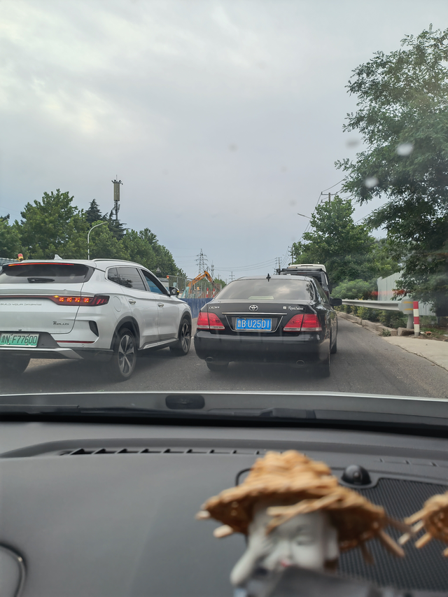 比亚迪品控搞起来呀
昨天下班路上见到一辆宋plus打着双闪停在了道路中间。这是第