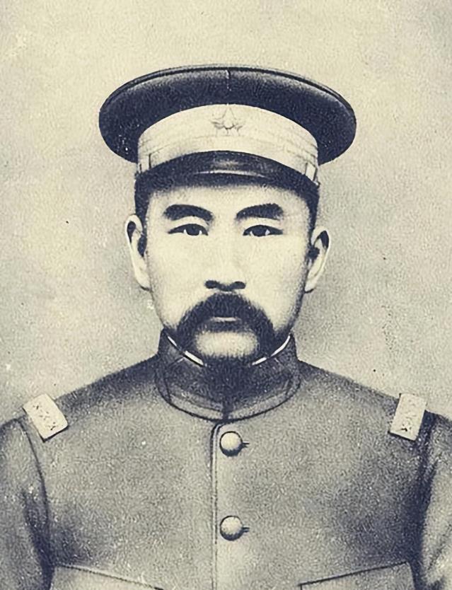 晚上，张勋上了床，枕在三姨太王克琴香软的肚皮上。他刚睡着被弄醒了。正要把姨太死抽
