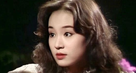 1996年，刘雪华怀孕，当她满心欢喜筹备婚礼时，男友刘德凯打电话却说：“分手吧。