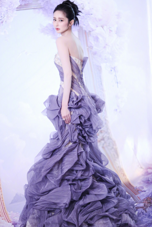 颖儿的紫色妆造，这该死的美感，超不错的！