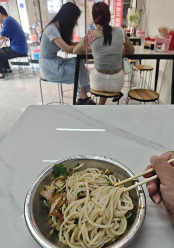 搞得都没有胃口吃粉了。