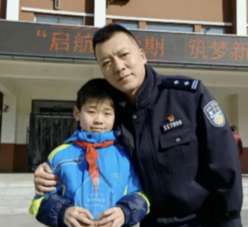 2021年，沈阳一男孩上学路上捡到26万巨款，报警找到失主后，却让对方大吃一惊，