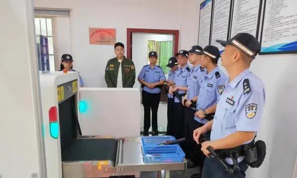 朋友在小额贷款公司上班，所以经常会去法院办理业务，他说原来以为法院安检严格是‘’