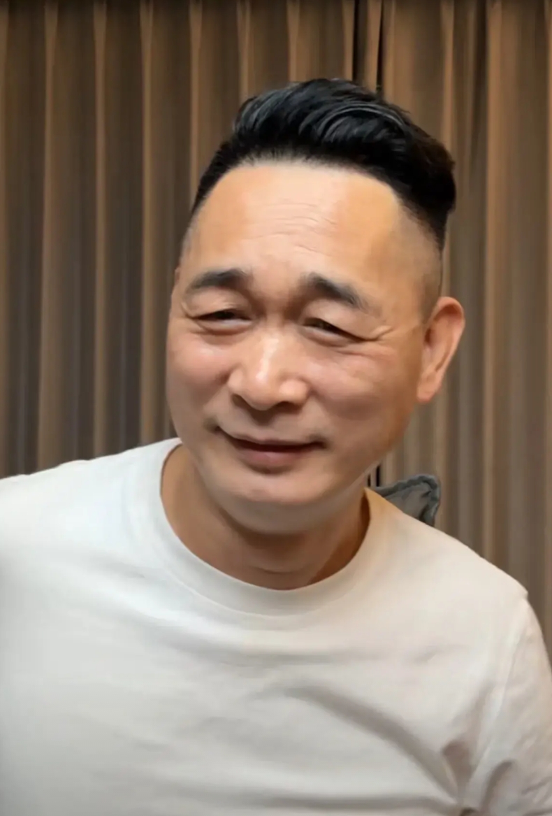 皮衣哥开直播讲述落地广州后的花絮，烧烤刘一家在广州与小姨子会合见面，他抓紧时间回
