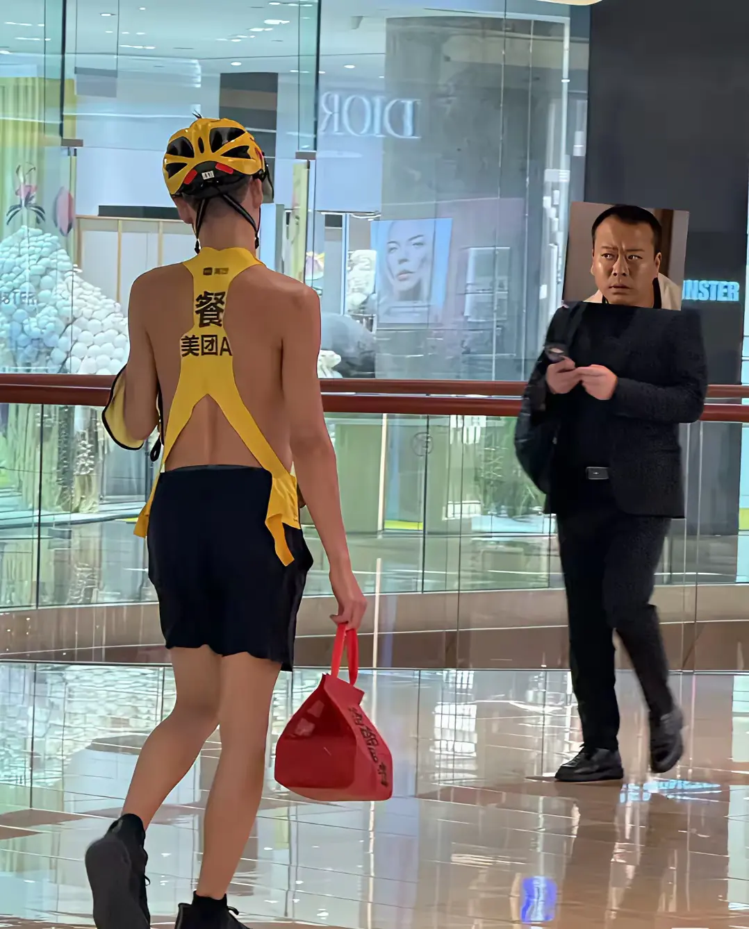 广东真的这么热吗？看看把外卖小哥熬成啥样了