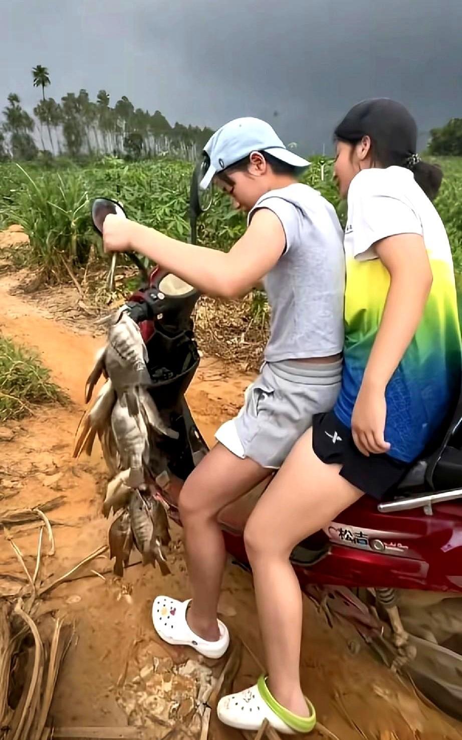 冠军回乡，图啥？
全红婵拿完金牌就回湛江，穿旧拖鞋、骑电动车带妹妹抓鱼，顺手给村