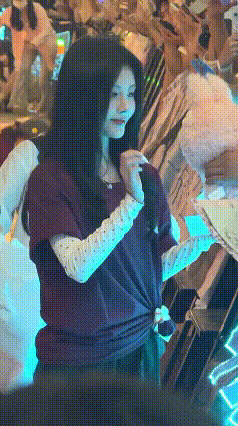 粉丝还是太有钱了，
最近被炒到几万一个的labubu，
就这么送给不缺钱的鞠