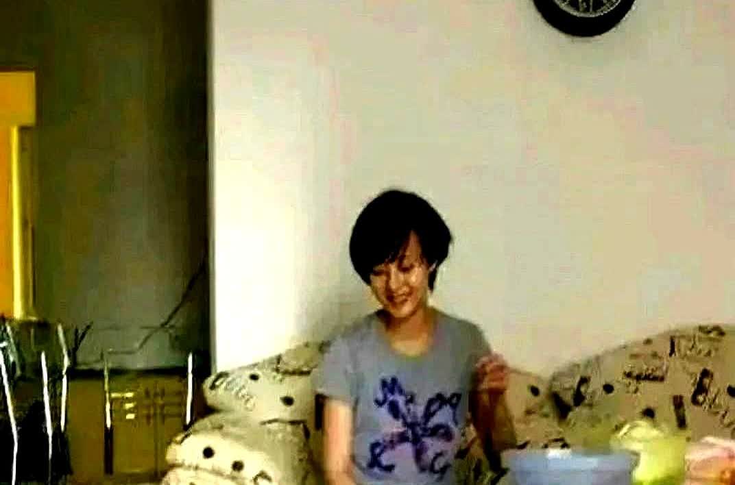 孙俪一件条纹衫，穿了八年。

领口都洗变形了，还在继续穿。

最近她发了