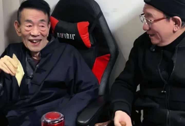 杨进明都来了，侯耀华还没露头，他和郭德纲一样，仅仅在某网络平台上发了一个吊唁语，
