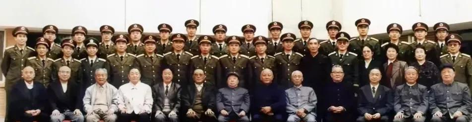 1989年，梁必业、李连秀等重访部队，与官兵们在一起，亲切交谈，合影留念，永恒的