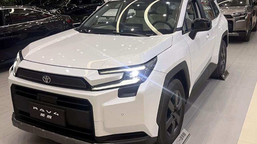 全新一代一汽丰田RAV4荣放到店，外观更显帅气，新增2.0L油电混动