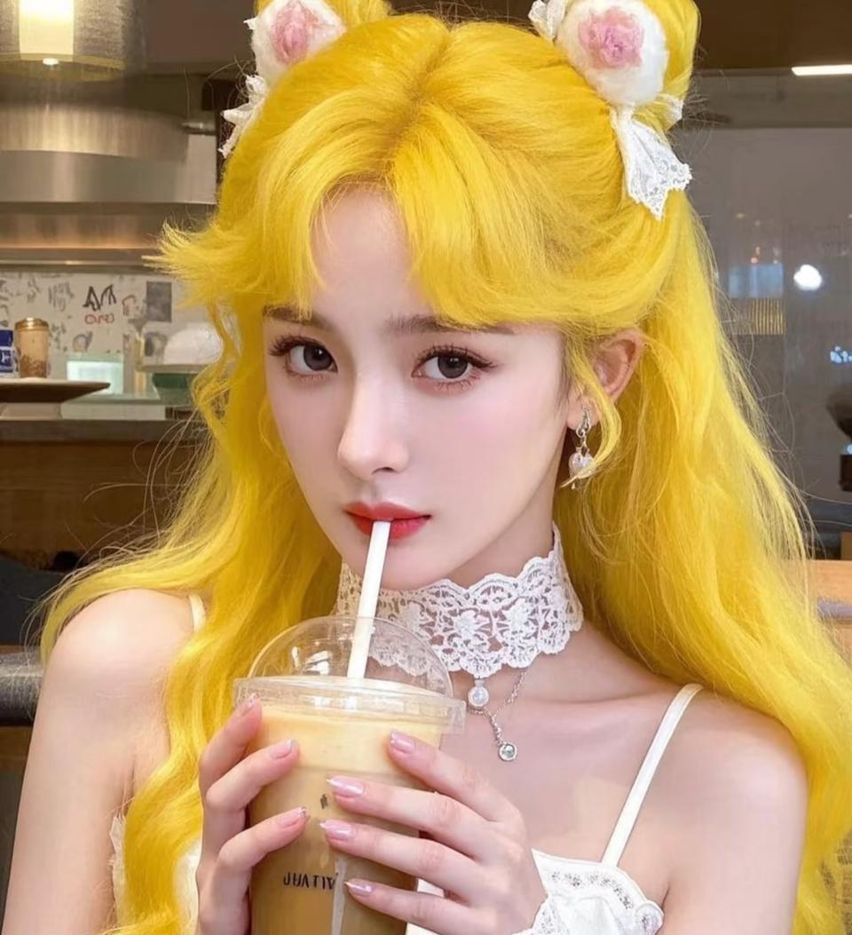 我问闺蜜：“大家为什么都那么杨幂呢？爱她好看的明星多的是。”
闺蜜说：“别闹，你