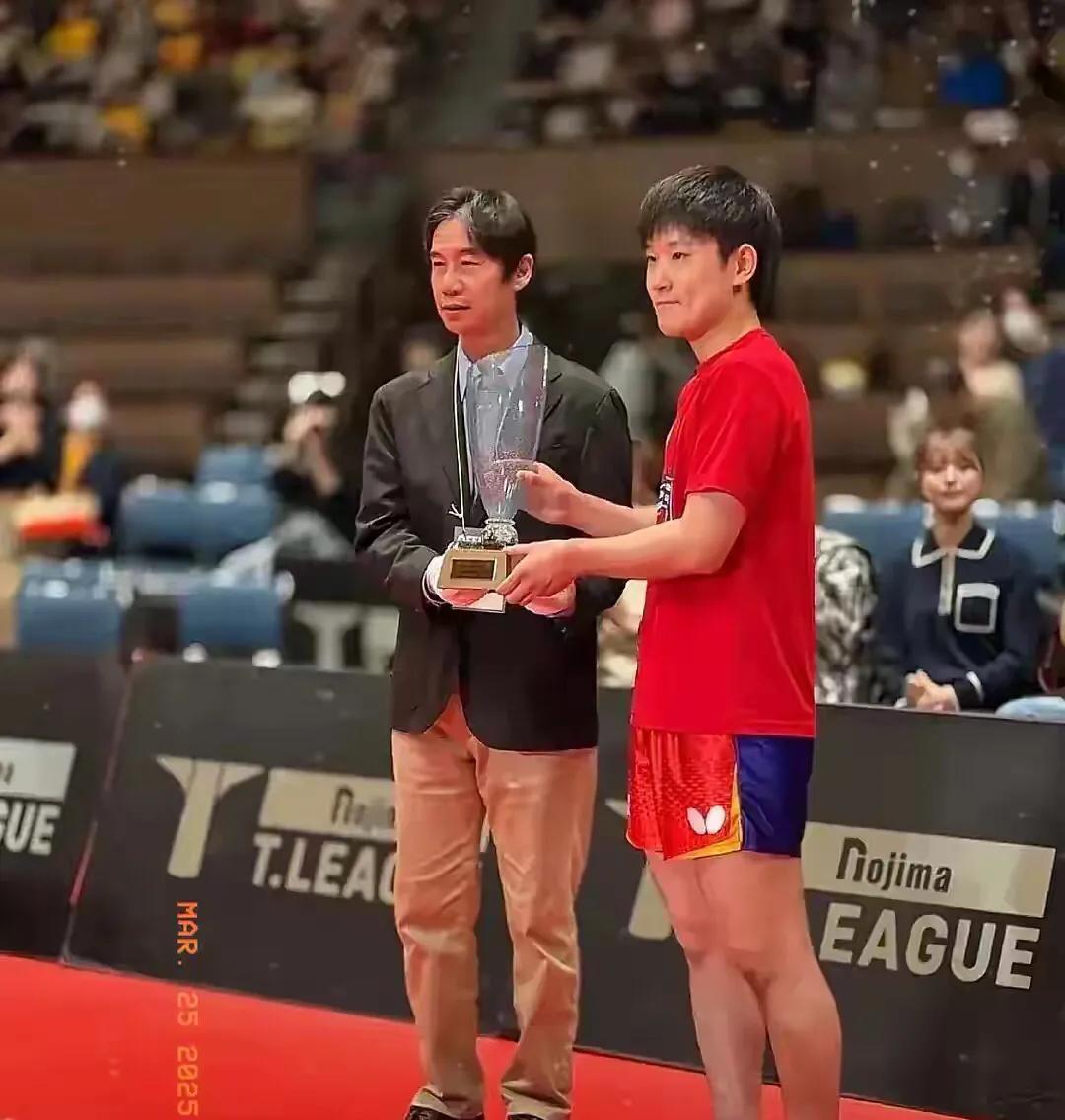 张本兄妹在日本还是受日本球迷的赞赏，最近他俩荣获日本T联赛最佳男女球员，除获得荣