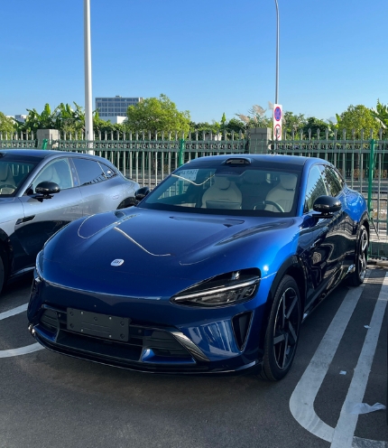 小米YU7：
1. 外观：车头从正面看，低趴的车头造型搭配隆起的引擎盖线条，确实