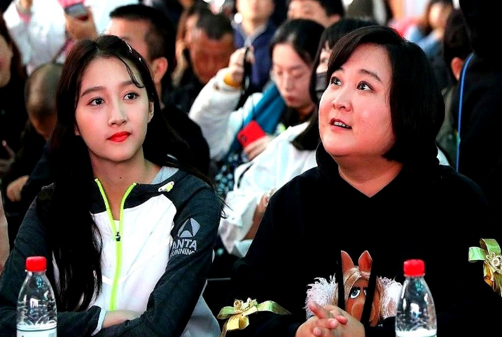 关晓彤和贾玲这事儿吧，最近圈里都传开了。

原本俩人好得跟姐妹似的，红毯活动碰见