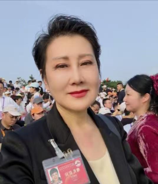 63岁张凯丽阅兵现场落泪，一句话逆转口碑！网友：这次我们挺你！
2025年9月3