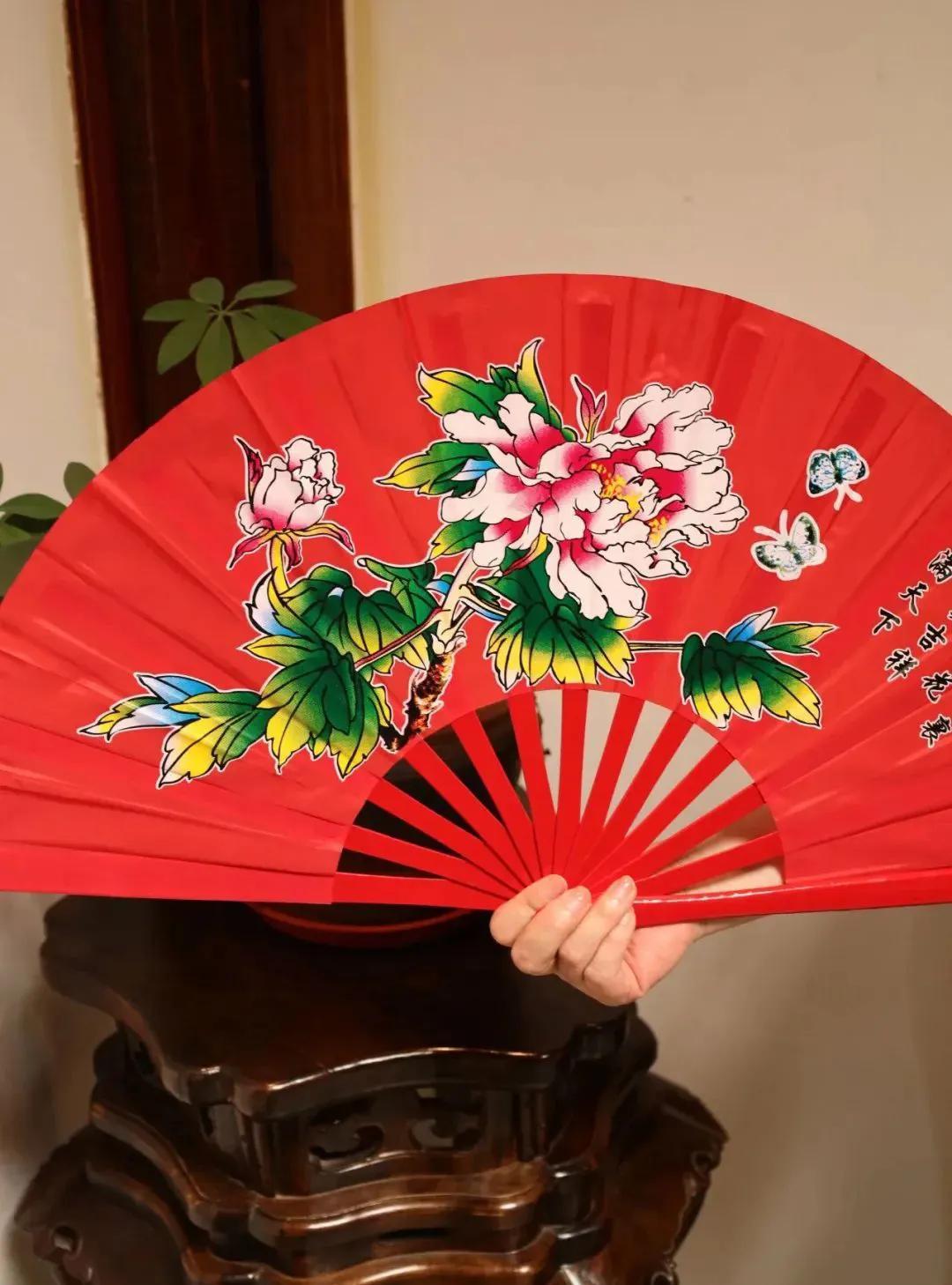 | 大亨的往事 |
记得童年时接触的关于大亨的第一本书，封面是个没有头的身子，那