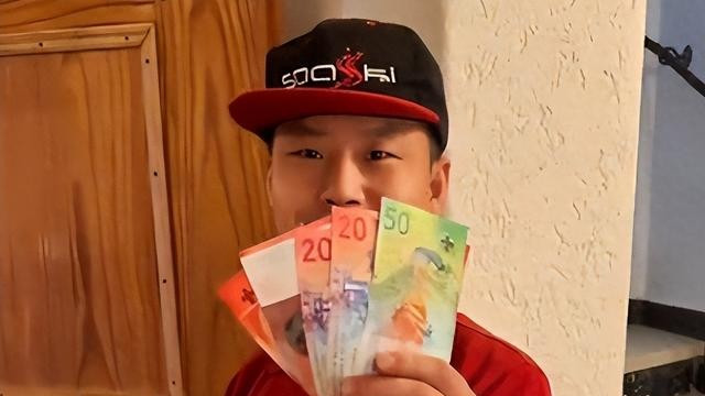 东北小伙瑞士打工，日薪1500每周有小费，全家将定居瑞士